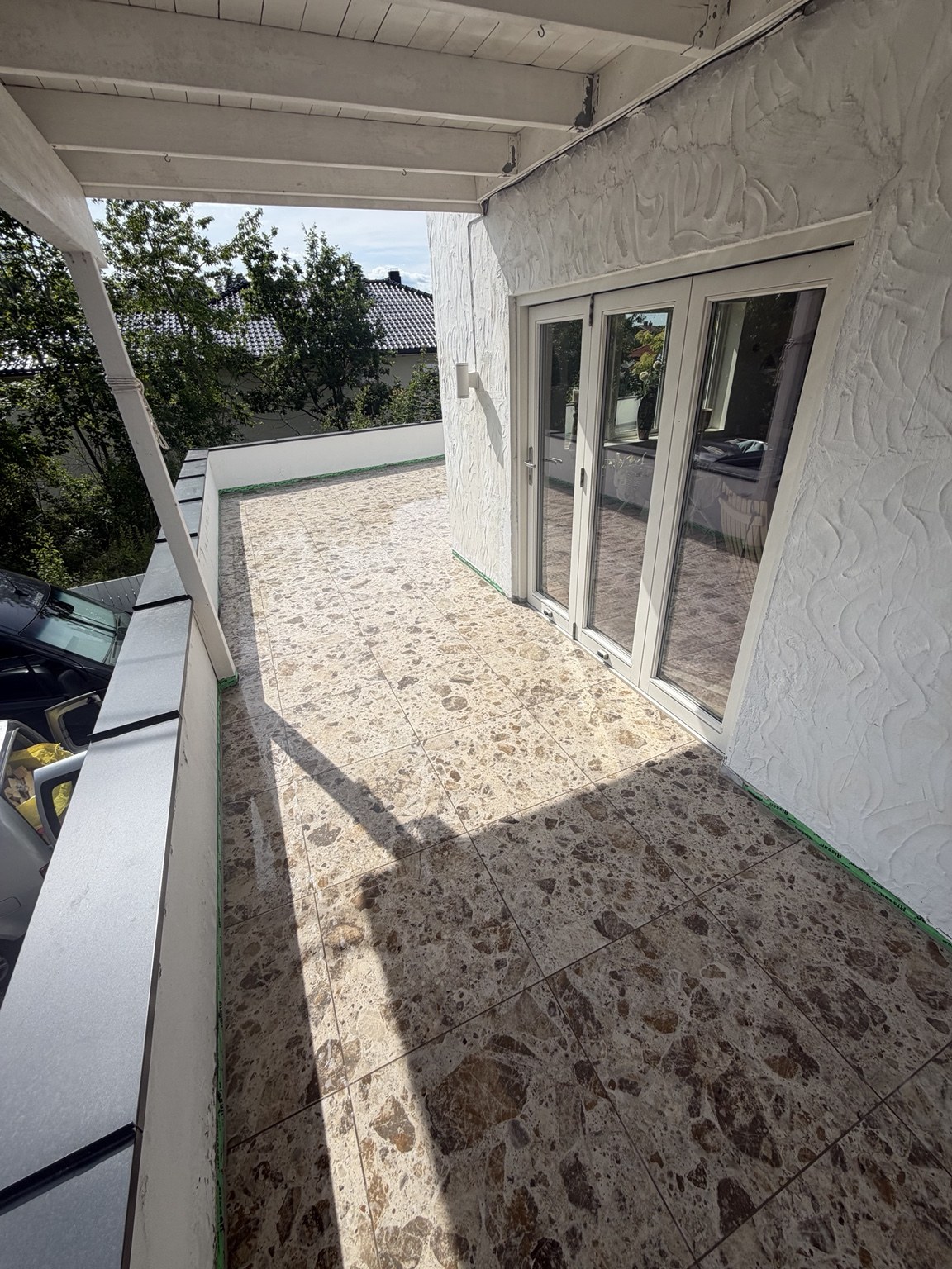 Terrasse med flislagt uteareal og gjennomført finish
