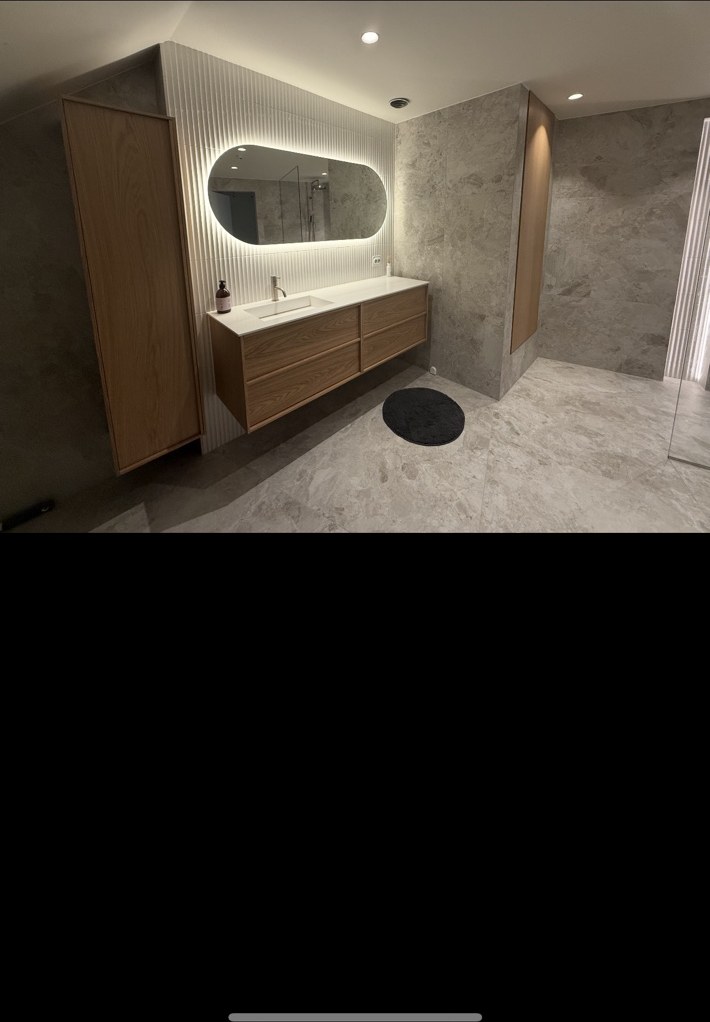 Moderne baderom med spesialtilpasset innredning